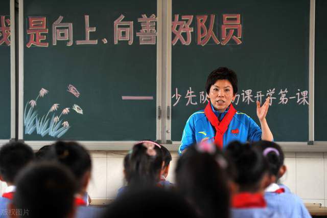 视频特辑中，曾与导演宁浩一起携手合作电影《疯狂的石头》、《疯狂的赛车》、《黄金大劫案》、《无人区》、《心花路放》、《疯狂的外星人》的演员黄渤、沈腾、徐峥等悉数亮相，并肩同行十二年的;疯狂伙伴们齐聚;疯狂宇宙，一起分享在电影片场的拍摄经历，讲述与宁浩导演合作十二年来的过往与友谊